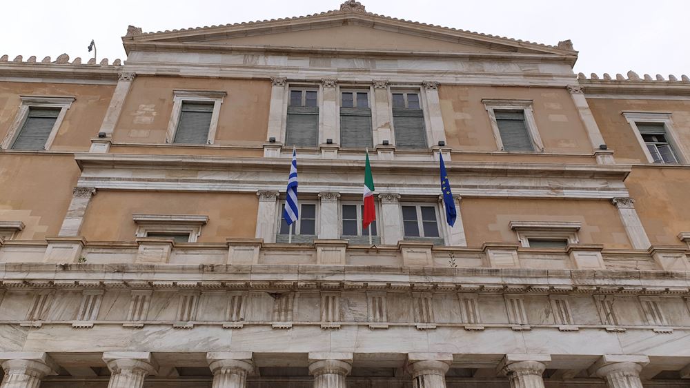 H ιταλική σημαία κυματίζει στην ελληνική βουλή σε ένδειξη αλληλεγγύης για τα θύματα του κορωνοϊού - Media