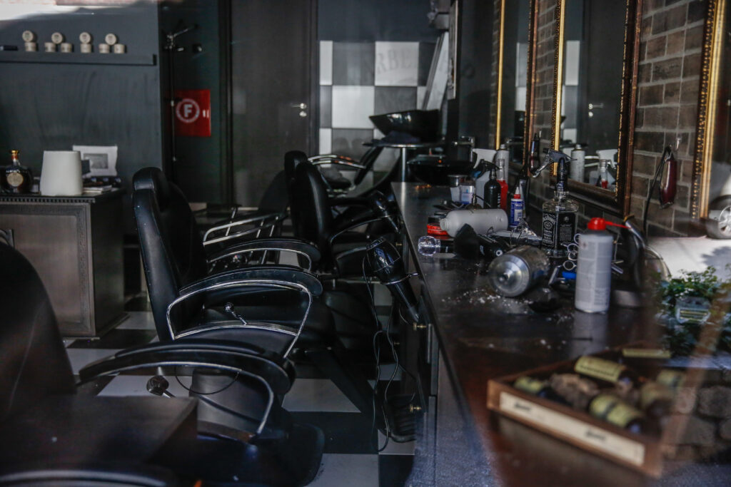 Κομμωτήρια: «Εξαφανίζονται» τα περιοδικά, βαφή μαλλιών στο... πεζοδρόμιο! - Όλες οι νέες αλλαγές - Media