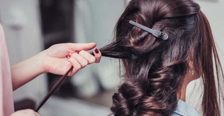 Λάρισα: Μήνυση σε κομμώτρια που χτένισε πελάτισσά της στο σπίτι - Media