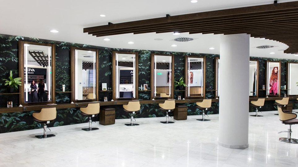 «Βάψτε μου τη ρίζα, πληρώνω το πρόστιμο» - Τρεις κομμωτές διηγούνται τι έχουν ακούσει εν μέσω καραντίνας - Media