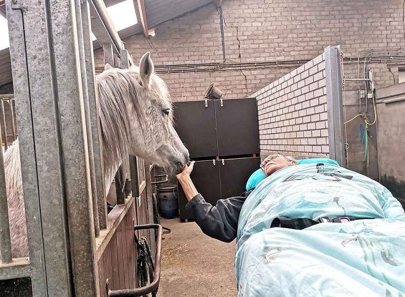 Ζευγάρι νοσηλευτών πραγματοποιεί την τελευταία επιθυμία κάθε ανθρώπου που πεθαίνει (Photos) - Media