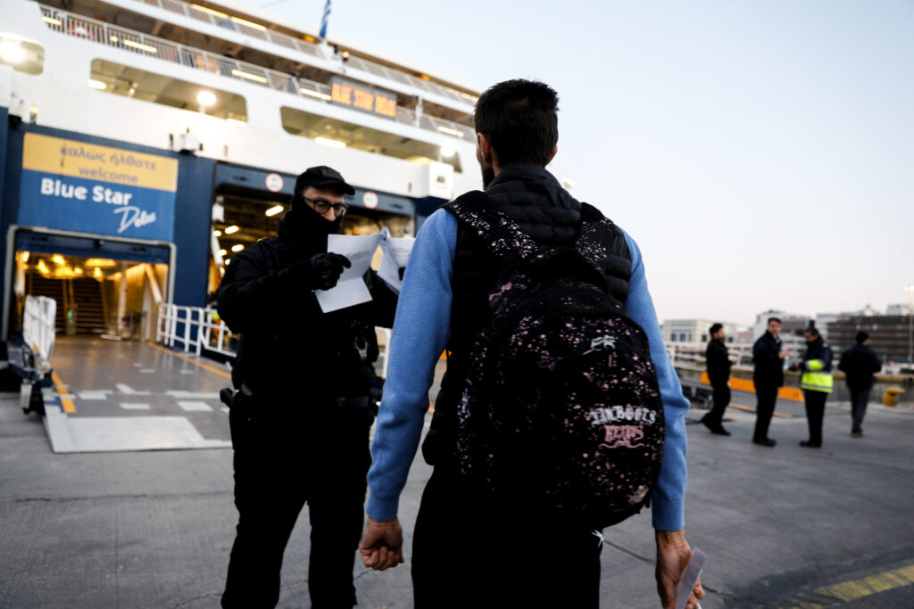 Κορωνοϊός: Το Λιμενικό ελέγχει έναν-έναν τους επιβάτες - Τι ισχύει για μόνιμους κατοίκους νησιών (Photos) - Media