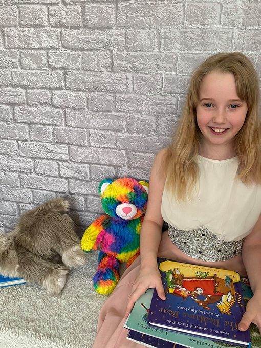 Κορίτσι 9 χρονών διαβάζει ζωντανά μέσω ίντερνετ παραμυθάκια σε άλλα παιδιά για να μην βαριούνται μέσα στο σπίτι  - Media