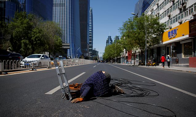 Με θανατική ποινή απειλούνται όσοι κλέβουν τα καπάκια των υπονόμων από το δρόμο γιατί προκαλούν τροχαία - Media
