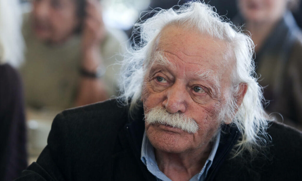 Το «Αντίο» της ΠΟΕΣΥ στον Μανώλη Γλέζο: Ο πρώτος και τελευταίος παρτιζάνος της Ευρώπης - Media