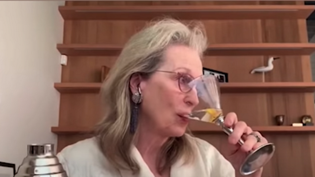 Η Μέριλ Στριπ πίνει κοκτέιλ και τραγουδά με το μπουρνούζι της (Video) - Media