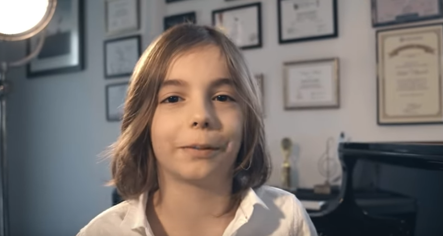 Επτάχρονος πιανίστας εμπνέεται από την καραντίνα και συνθέτει το «βαλς της απομόνωσης» (Video) - Media