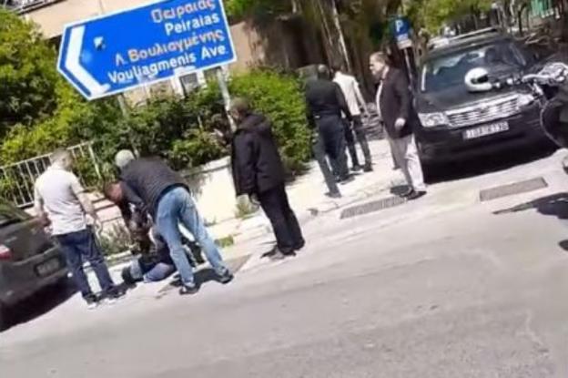 «Αυγή»: Η φρουρά αυτού του αξιωματούχου κακοποίησε μοτοσικλετιστή (Video) - Media