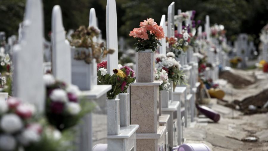 Ρόδος: Επιτέθηκε σε δημοτικό υπάλληλο σε νεκροταφείο – Άλλοι λιποθυμούν ή πηδούν από τα κάγκελα - Media