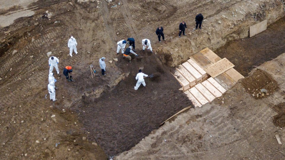 Εφιάλτης στις ΗΠΑ: Περισσότεροι από 2.000 νεκροί σε μία ημέρα – Θάβουν θύματα κορωνοϊού σε ομαδικό τάφο - Media