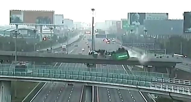 Νταλίκα που έτρεχε πολύ πέφτει από γέφυρα ύψους 10 μέτρων- Ο οδηγός σκοτώθηκε ακαριαία (Video) - Media