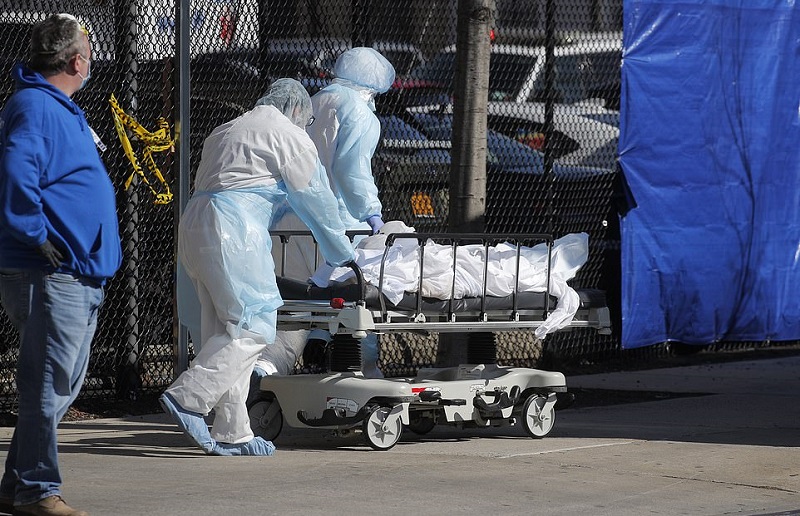 Εφιάλτης: Στη Νέα Υόρκη θα θάβουν τους νεκρούς από κορωνοϊό ανά δέκα σε μεγάλα πάρκα γιατί δεν χωράνε τα νεκροταφεία  - Media