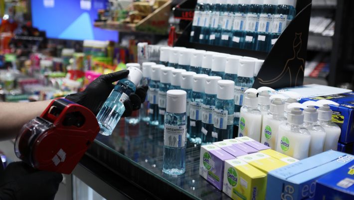 150.000 τη μέρα: Η ελληνική εταιρία που μας έκανε τη νο1 χώρα σε επάρκεια αντισηπτικών στην Ευρώπη - Media