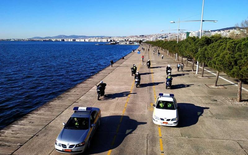 Θεσσαλονίκη: Σε παροξυσμό μητέρα με παιδάκι μετά από έλεγχο της Αστυνομίας - Λέει «κότες» όσους μένουν σπίτι (Video) - Media