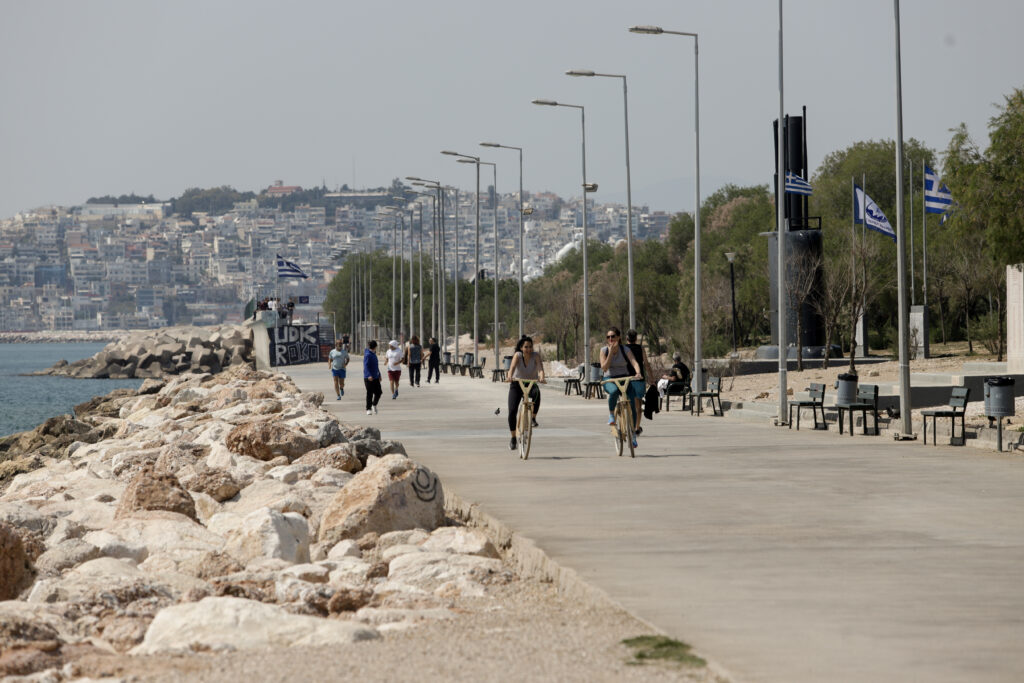 Κορωνοϊός: «Πονοκέφαλος» για κυβέρνηση και αρμόδιους φορείς οι αποδράσεις προς τη θάλασσα - Media