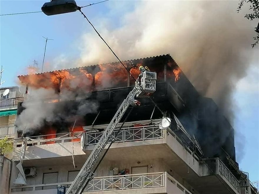 Μεγάλη φωτιά σε διαμέρισμα στα Πατήσια, απεγκλωβίστηκαν δύο άτομα (Photos) - Media