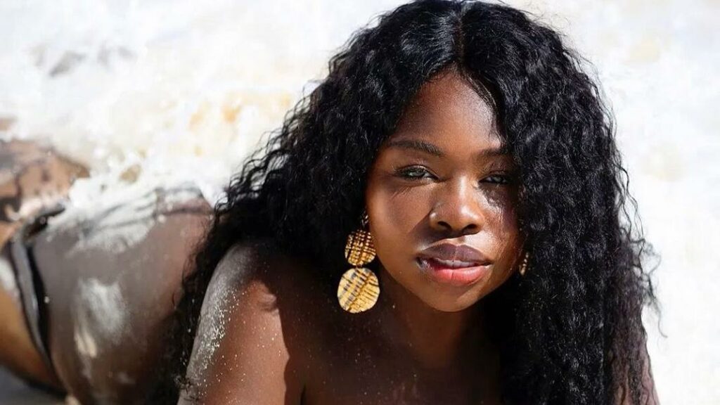 H πρώτη Playmate με προσθετικό μέλος γράφει ιστορία (Photos) - Media