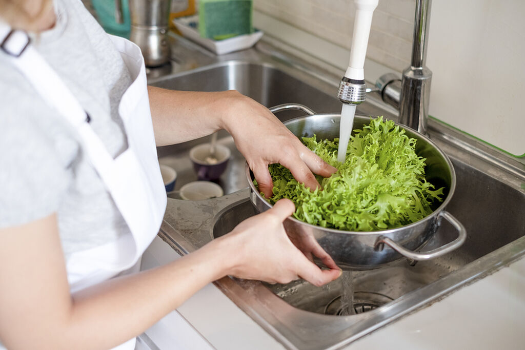 Κορωνοϊός: Πώς πρέπει να πλένονται φρούτα-λαχανικά ανάλογα με το είδος τους - Media