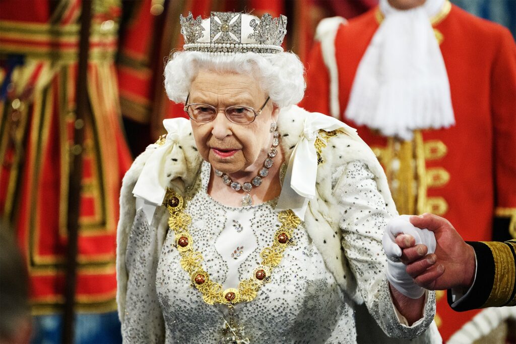 Βρετανία: Η βασίλισσα Ελισάβετ γιόρτασε «σιωπηρά» τα 94α γενέθλιά της  -  Χωρίς κανονιοβολισμούς - Media