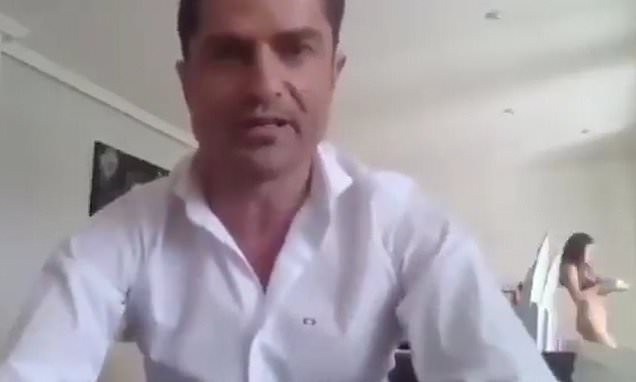 Ατακτούλης δημοσιογράφος πιάστηκε στα πράσα: Έκανε εκπομπή από το σπίτι του και πίσω του πέρασε μια γυμνή γυναίκα που δεν ήταν η σύζυγος του (Video) - Media
