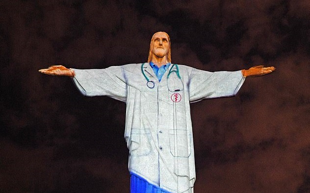 Φωταγωγήθηκε το άγαλμα του Ιησού του Λυτρωτή στο Ρίο στα χρώματα των γιατρών και των νοσοκόμων (Photos) - Media
