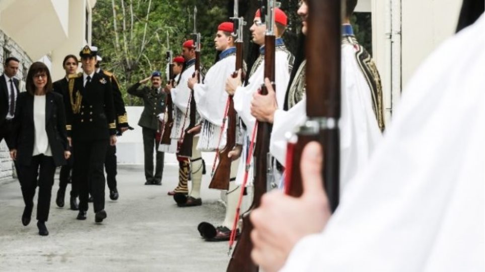 Η Κατερίνα Σακελλαροπούλου επισκέφθηκε την Προεδρική Φρουρά - Media