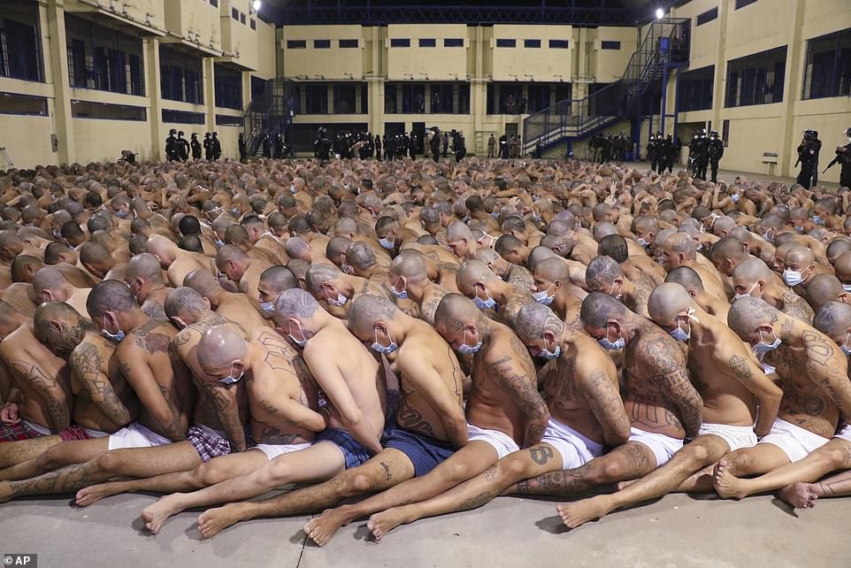 Κορωνοϊός-Ελ Σαλβαδόρ: Έβγαλαν «κολλητά» εκατοντάδες ημίγυμνους κρατούμενους για... προαυλισμό (Photos) - Media