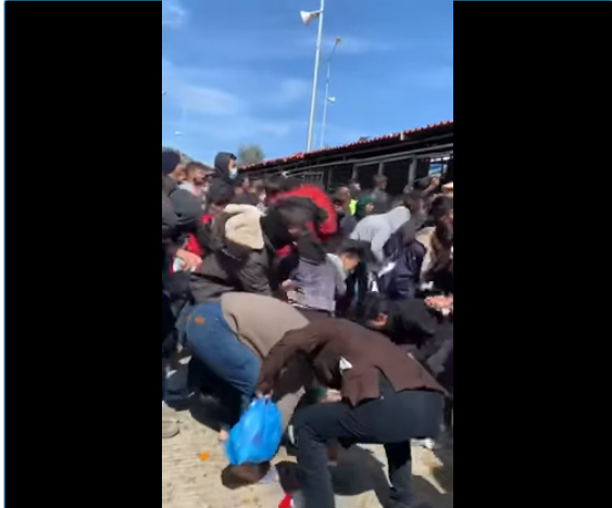 Ποια μέτρα προστασίας από τον κορωνοϊό; Τραγικές εικόνες από τη διανομή πρωινού στην Μόρια (Video) - Media