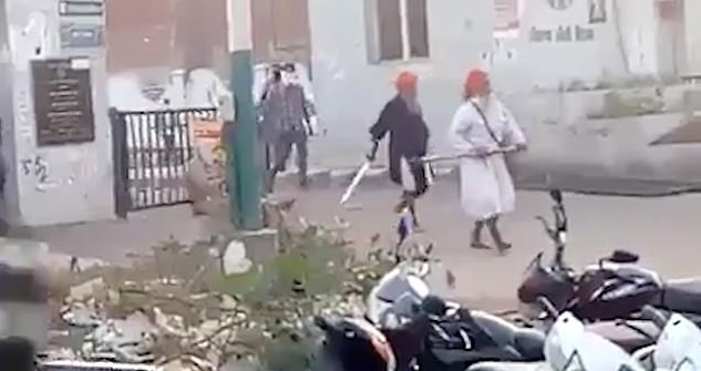 Ινδός Σιχ, ορμάει με σπαθί και κόβει το χέρι αστυνομικού που ήθελε να επιβάλλει καραντίνα λόγω κορωνοϊού στην περιοχή (Video) - Media
