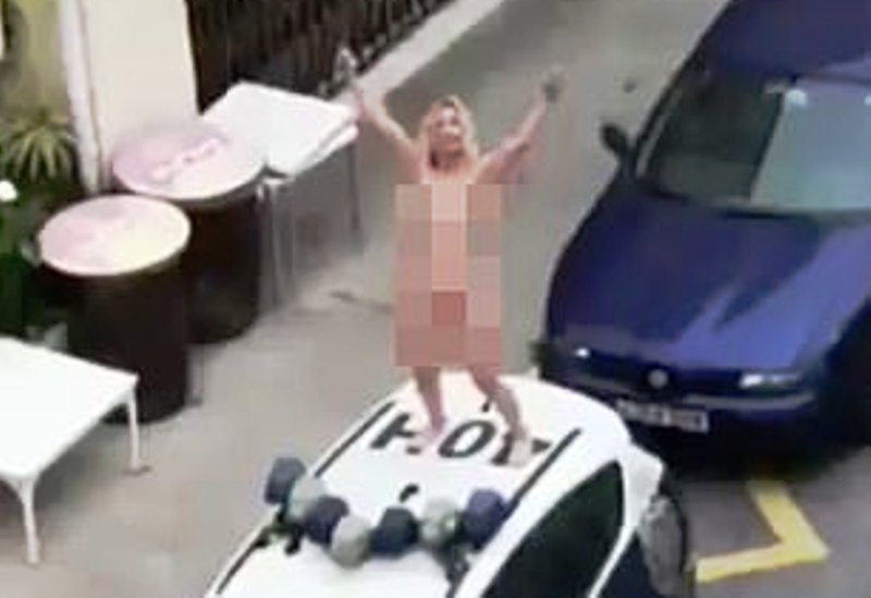 Παραβίασε την καραντίνα, δικάστηκε, αφέθηκε ελεύθερη και... ανέβηκε γυμνή σε περιπολικό (Video) - Media