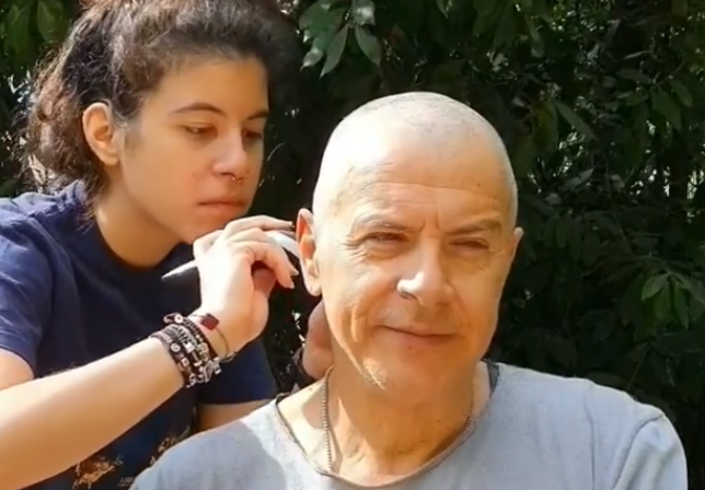 Στην εποχή της καραντίνας: Η κόρη του Στ. Θεοδωράκη ξύρισε τα μαλλιά του πατέρα της (Video) - Media