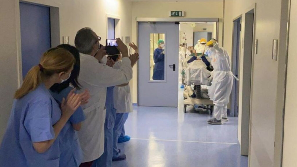 «Ήταν δυνατός, παίρναμε χαρά!» - Όταν οι ήρωες με τις μάσκες πανηγυρίζουν για τους ασθενείς-νικητές που βγαίνουν από ΜΕΘ - Media