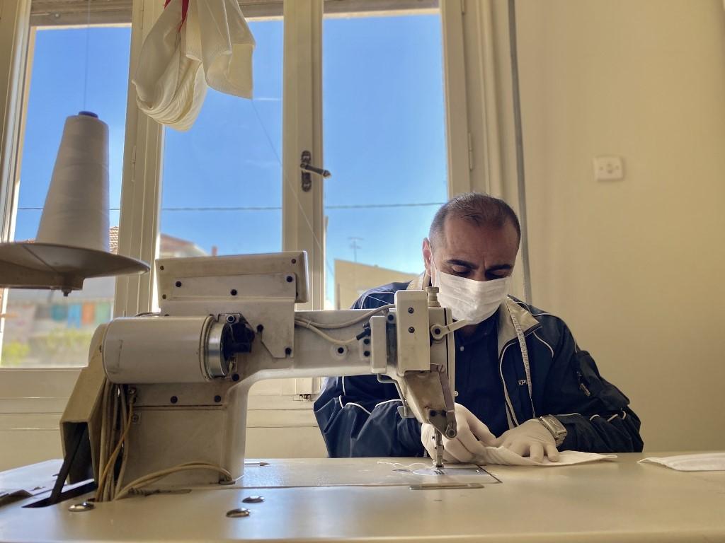 Τρίκαλα: Πρόσφυγας ράβει μάσκες για τον κορωνοϊό - Media