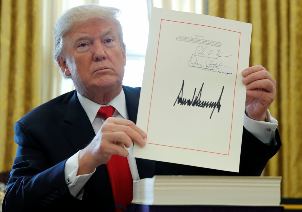 Ο Τραμπ θα υπογράψει διάταγμα για την ευθύνη εργοδοτών απέναντι στους εργαζομένους για τον κορωνοϊό - Media