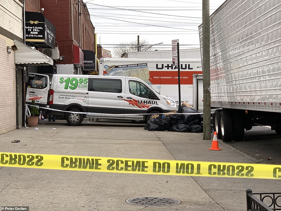 Κορωνοϊός-Ν.Υόρκη: Γραφείο κηδειών «διατηρούσε» δεκάδες πτώματα σε φορτηγό χωρίς ψύξη - «Καρφώθηκε» από την αφόρητη οσμή! (Photos) - Media