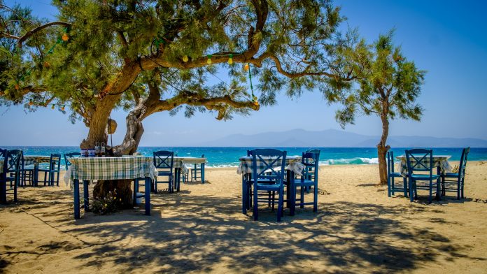 Βόλος: Άνοιξε τη ταβέρνα του,  έβαλε τραπεζάκια μπροστά στη θάλασσα και βρέθηκε με... χειροπέδες - Media