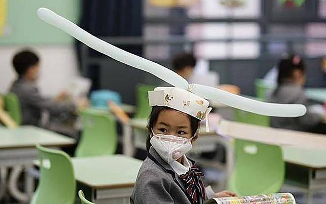 Με καπέλα ενός… μέτρου κρατάνε τις αποστάσεις τα Κινεζάκια στο σχολείο (Video) - Media