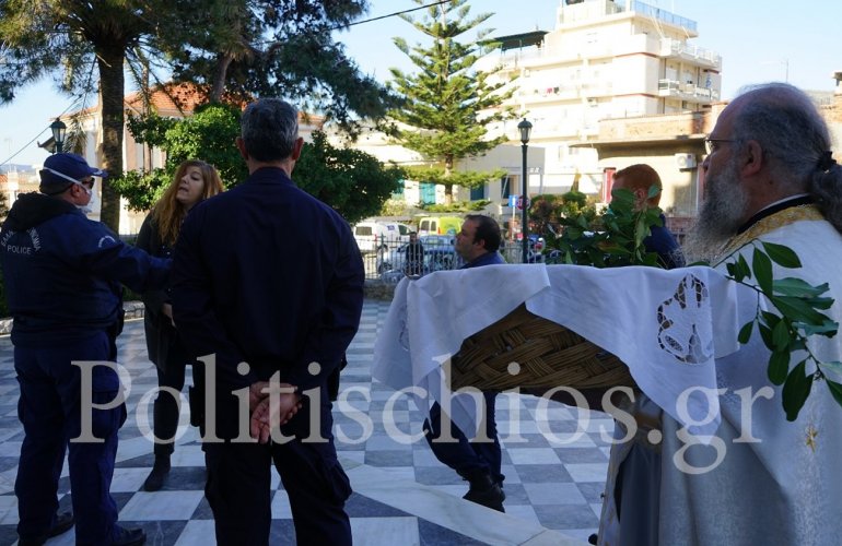 Χίος: Προσαγωγή πιστής που ήθελε να μπει σε ναό - Οι.. απειλές ότι «θα σας κάνω βούκινο στο Facebook»! (Video) - Media