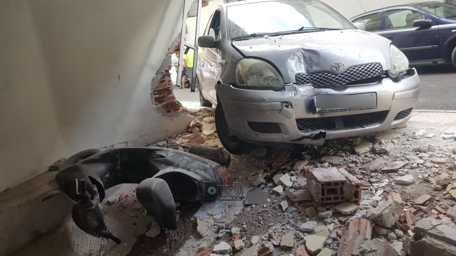 Κοζάνη: Αυτοκίνητο γκρέμισε τον τοίχο πολυκατοικίας και βρέθηκε μέσα σε γκαράζ  (Photos - Media