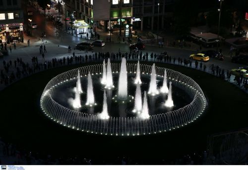 Η φωτογραφία του Κουμουτσάκου με τα πόδια πάνω στον καναπέ και η «συγγνώμη» που ακολούθησε (Pic) - Media