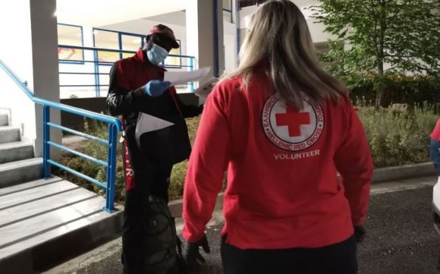 Φθιώτιδα: Πατέρας επτά παιδιών από το Κογκό, ήρθε για καλύτερα και βρέθηκε να περιφέρεται άστεγος και με κορωνοϊό (Photos) - Media