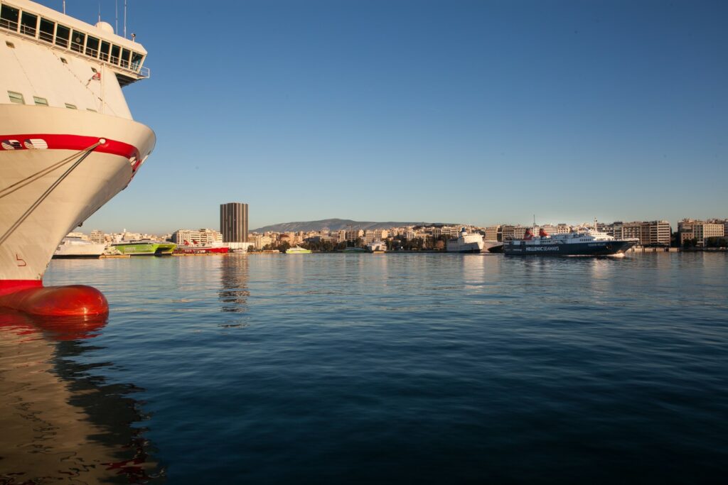 Παραλίγο τραγωδία στο λιμάνι του Πειραιά: Αυτοκίνητο έπεσε στη θάλασσα αλλά σώθηκαν οι δύο επιβαίνοντες  - Media