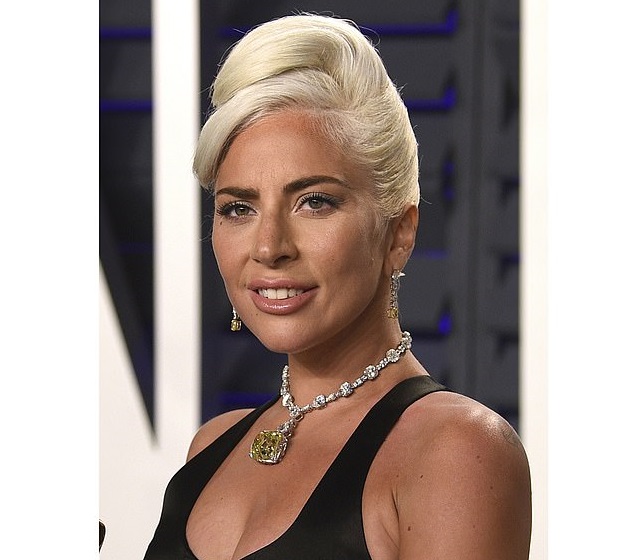 Η Lady Gaga πήγε σε φαστφουντάδικο φορώντας διαμάντι 28 εκατομμυρίων (Photos | Video) - Media