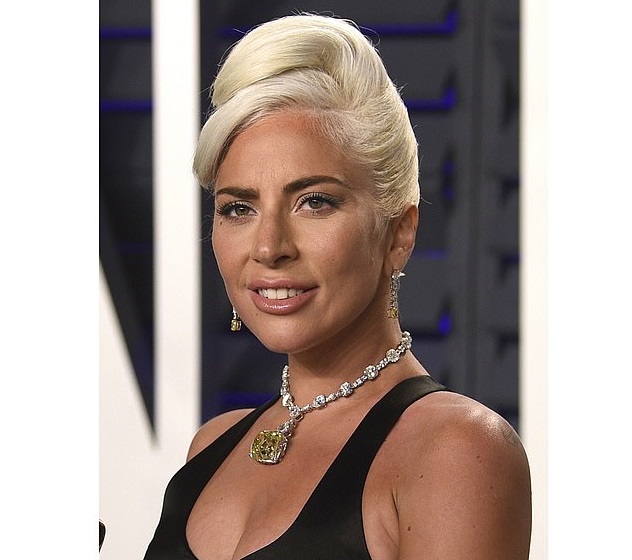 Η Lady Gaga πήγε σε φαστφουντάδικο φορώντας διαμάντι 28 εκατομμυρίων (Photos | Video) - Media