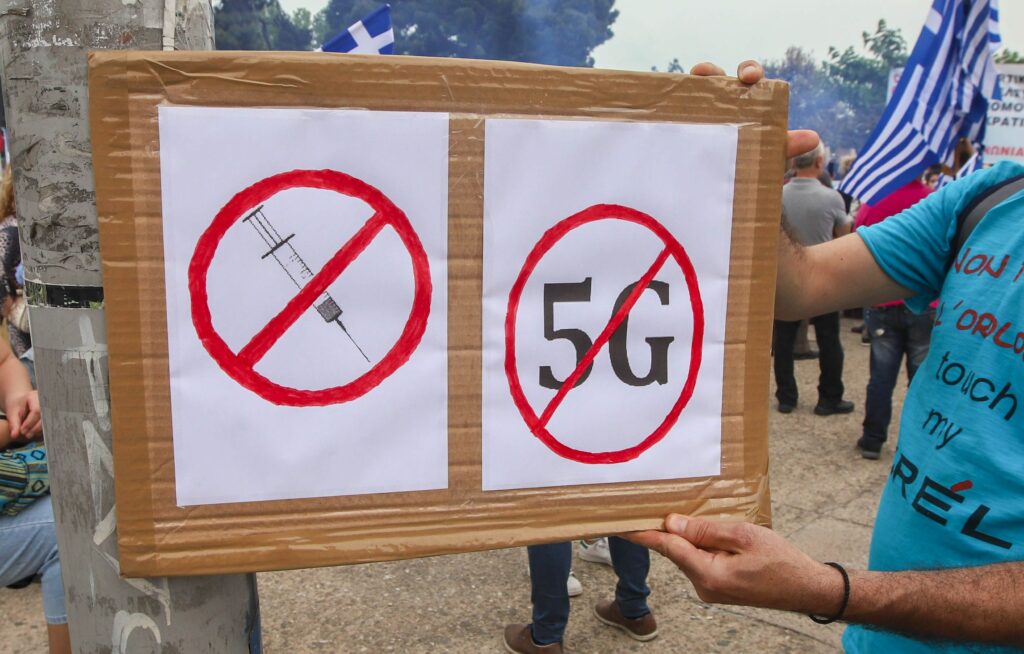 Συμπολίτες μας έκαναν διαδήλωση κατά... επιστημόνων, κορωνοϊού και 5G (Photos) - Media