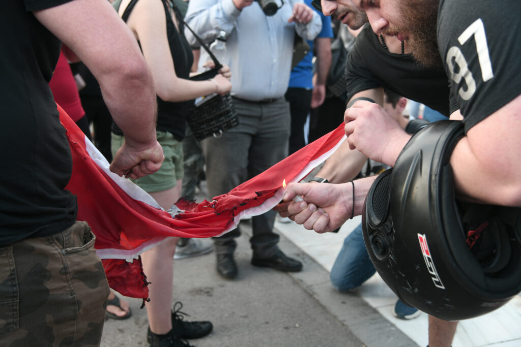 Το ελληνικό ΥΠΕΞ καταδικάζει το κάψιμο της τουρκικής σημαίας στο Σύνταγμα (Photos) - Media