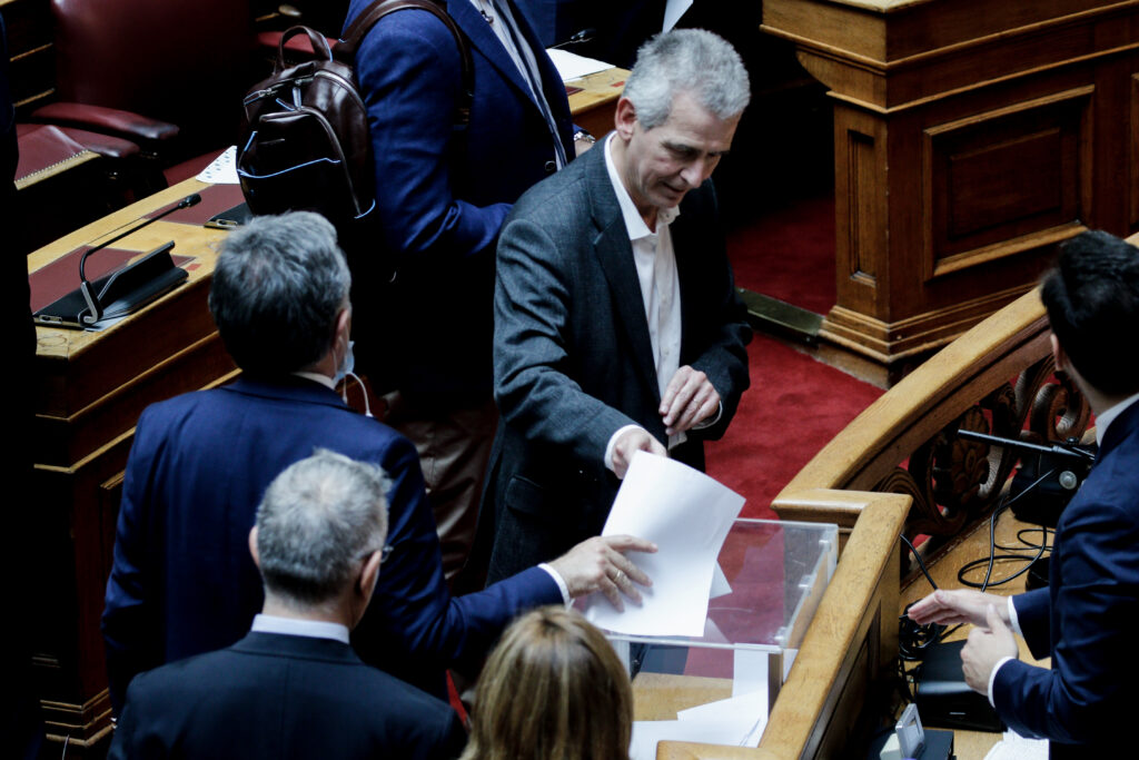 Βουλή: Σκληρή επίθεση ΣΥΡΙΖΑ κατά Τασούλα και ΝΔ – ΚΙΝΑΛ μετά την παραβίαση της κάλπης για Παπαγγελόπουλο (Video) - Media