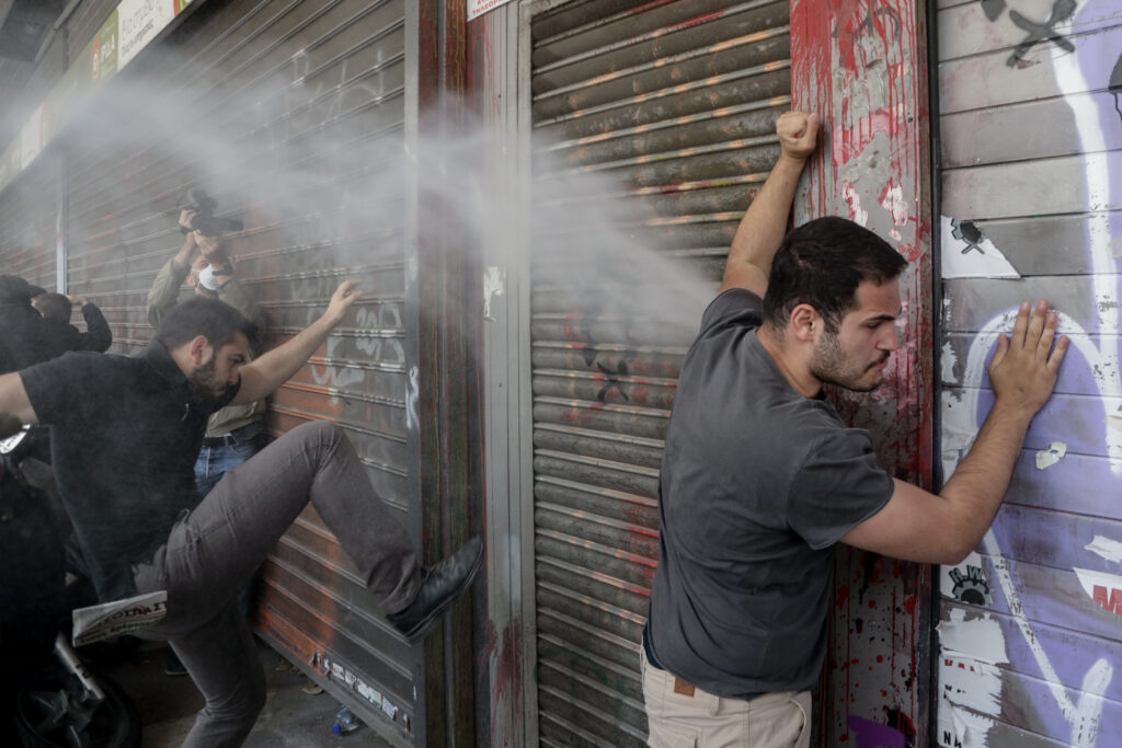 Μαζική διαδήλωση εργαζόμενων στον τουρισμό και ένταση στο υπ. Εργασίας (Photos) - Media