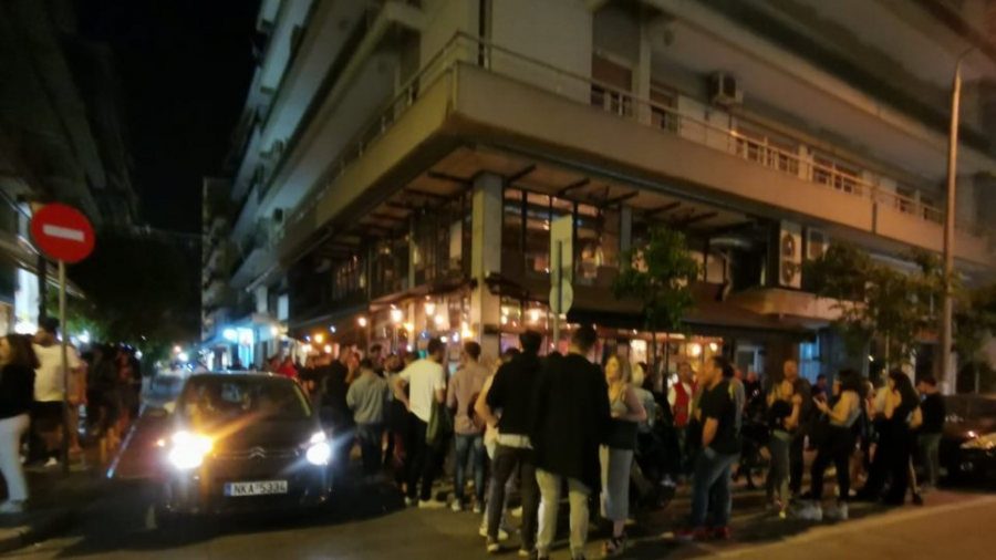 Θεσσαλονίκη: Επιχείρηση ΕΛΑΣ για απομάκρυνση πλήθους έξω από μπαρ με «take away» ποτά (Video) - Media