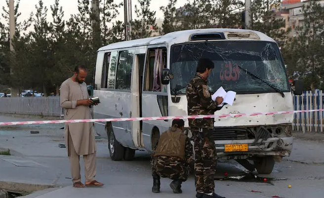 Αφγανιστάν: Έκρηξη βόμβας που είχε τοποθετηθεί κάτω από λεωφορείο - Δύο νεκροί και έξι τραυματίες - Media